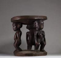 Rare et ancien tabouret de prestige anthropomorphe Makondé,Tanzanie / Mozambique. Bois dense et lourd. Sculpture des personnages très fines avec de nombreuses scarifications sur les visages et ventres. D : cm