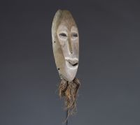 Afrique RDC - Paire de masques « lukwakongo » Lega en bois sculpté et raphia, Congo RDC.