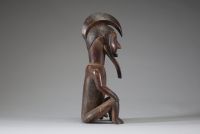 Afrique RDC - Statue Bembé en position assise en bois sculpté, belle patine d'usage, Congo RDC.