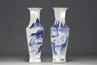 Chine - Paire de vases en porcelaine blanc bleu à décor de paysage, époque XIXème.