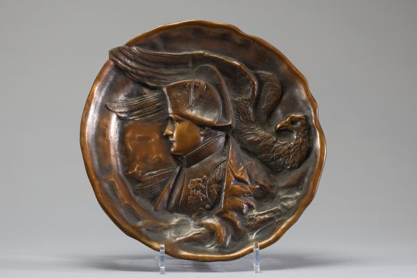 Charles DESVERGNES (1860-1928) Profil de l'Empereur Napoléon Ier, bas relief en bronze doré, signé.