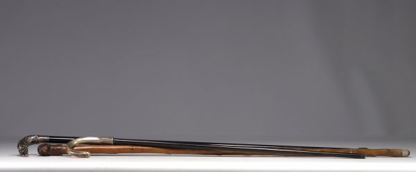 Ensemble de trois cannes anciennes, un pommeau en bois à tête de Bulldog et et deux en argent dont un à tête d'aigle.