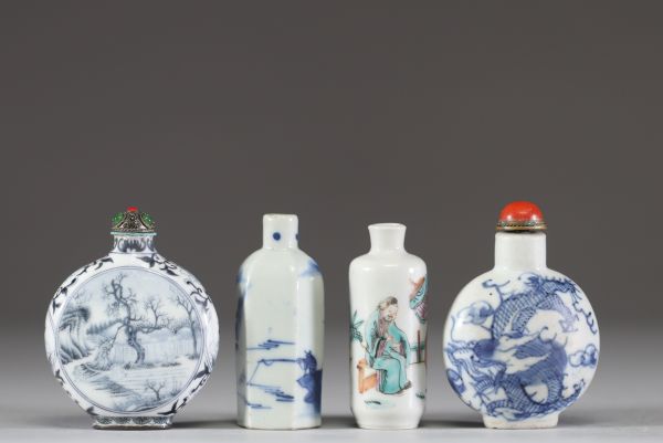 Chine - Ensemble de 4 tabatières en porcelaine et émaux, XIXe-XXe siècle.
