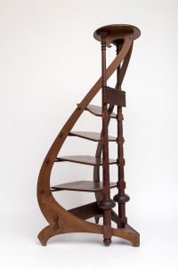 Paul Hankar (1859-1901) – Attribué à Rare porte-partition / sellette en acajou – Travail Art nouveau  Cette pièce unique, à mi-chemin entre le porte-partition et la sellette, est attribuée à Paul Hankar, figure majeure de l’Art nouveau belge. Réalisée en acajou massif, essence précieuse prisée pour sa chaleur et sa densité, elle illustre à la perfection le raffinement sculptural et la maîtrise str