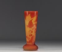 Émile GALLÉ (1846-1904) Vase en verre multicouche dégagé à l'acide à décor de baies.