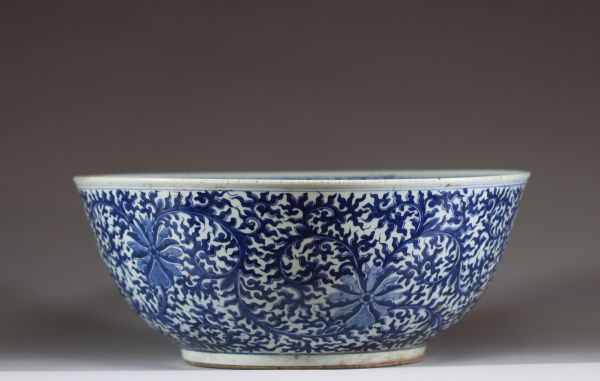 Chine - Imposant bassin en porcelaine blanc bleu à décor floral intérieur et extérieur, période Qing.