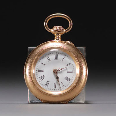 Petite montre à gousset en or 18k, cache poussière en or, pour un poids brut de 26,6gr.