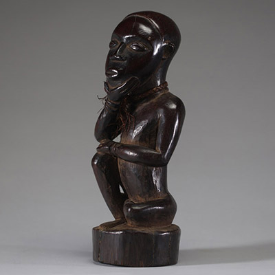 Afrique RDC - Statuette Bakongo en bois sculpté, Congo RDC, première moitié XXème, travail d'une grande finesse.