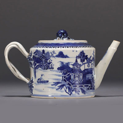 Chine - Théière en porcelaine blanc bleu à décor de paysages et de jonque, époque XVIIIème.