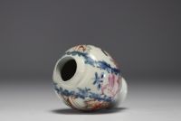 Chine - Vase en porcelaine polychrome à décor de personnages, Qianlong.