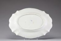 Meissen - Plat ovale festonné en porcelaine polychrome à décor de fleurs, XVIIIème, marque au épées sous la pièce.
