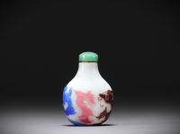 Chine - Tabatière en verre multicouche huit couleurs à décor de chimères.