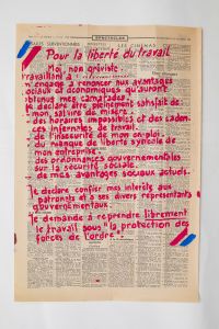 Mai 68 – Pour la liberté du travail, Moi, non gréviste …  Affiche originale réalisée en sérigraphie couleur rose et bleu sur papier journal Le Monde daté du 10 mai 1968. École Nle Supérieure des Beaux-Arts, toute sa marge non coupée, traces de plis. Sujet intact. Non entoilée  50X33,5 cm