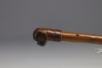Ensemble de trois cannes anciennes, un pommeau en bois à tête de Bulldog et et deux en argent dont un à tête d'aigle.