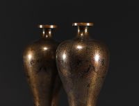 Chine - Rince pinceaux et vases en émaux cloisonnés à décor floral, vers 1900.