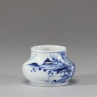 Chine, Dynastie Qing – Encrier en porcelaine bleu blanc à décor de paysage, marque Qianlong sous la base