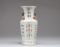 Chine - Vase en porcelaine polychrome Qianjiang cai à décor d'une courtisane et de poème, anses en forme de grenade, XIX-XXème.