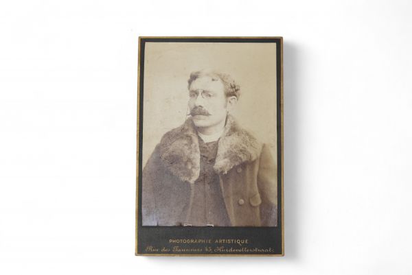 Henri Schueren – Portrait photographique d’Édouard Hannon (1853–1931) Tirage sépia sur papier.