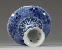 Chine – Tazza en porcelaine bleu blanc à décor de dragon, marque apocryphe