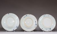 Chine - Ensemble de trois assiettes en porcelaine blanc bleu à décor floral et de mobilier. XVIIIème 