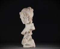 Buste de jeune femme en marbre blanc, d'époque Art Nouveau, vers 1900.