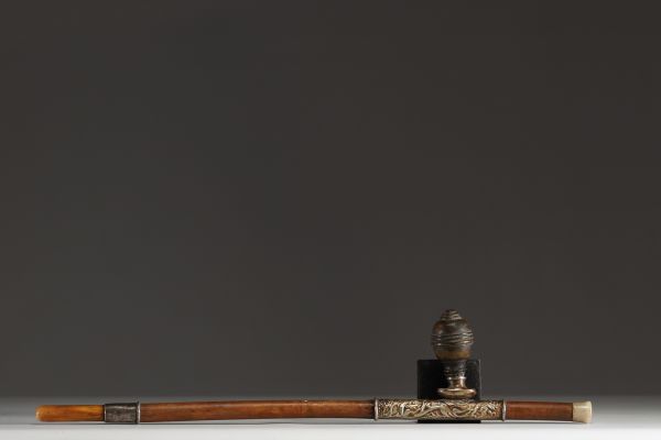 Chine - Pipe à opium en bois, argent et jadeite, début du XIXe siècle.