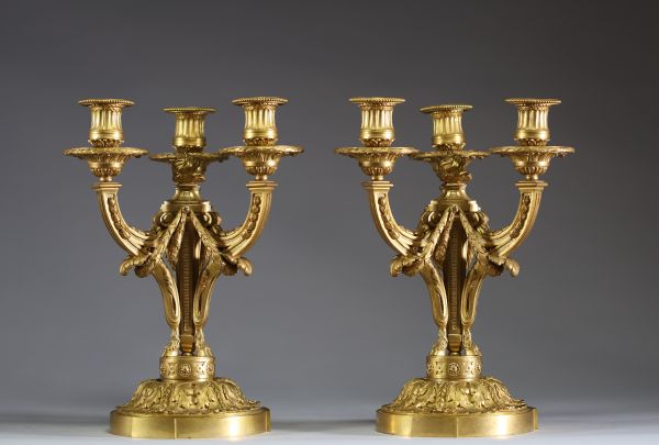 Jean-Charles DELAFOSSE (1734-1789) dans le goût de - Paire de candélabres en bronze doré d'époque Louis XVI, dernier quart XVIIIème.