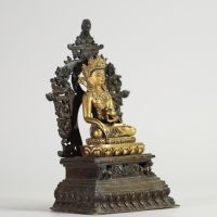 CHINE, FIN XIXe – DÉBUT XXe SIÈCLE Figure d’Amitāyus Bronze doré, fond de trône en bronze patiné.