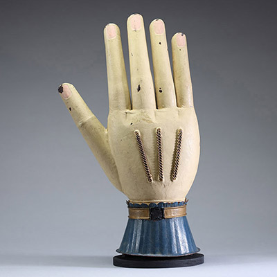 Enseigne de gantier parisien en tôle polychrome, vers 1900.