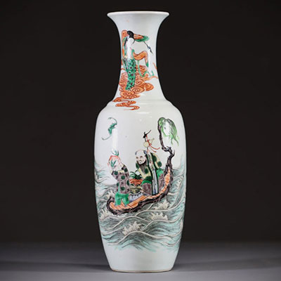 Chine - Vase en porcelaine polychrome famille verte à décor de personnages sur une embarcation portant la pêche de longévité et entourée de grues et de chauves-souris, vers 1900.
