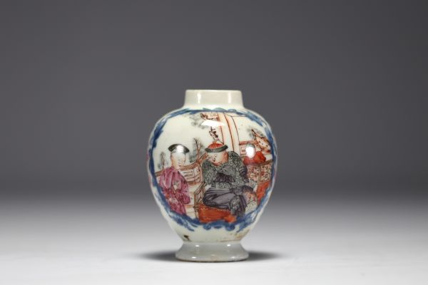 Chine - Vase en porcelaine polychrome à décor de personnages, Qianlong.