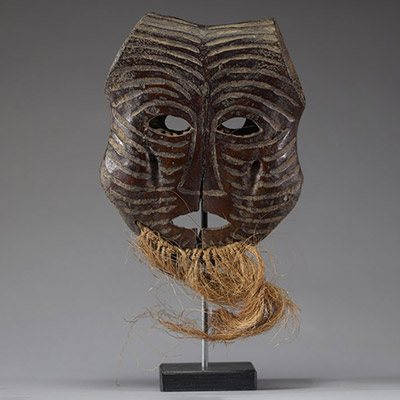 Afrique RDC - Rare ancien masque Lega / Warega en os plat de crâne de buffle et raphia, Congo RDC, 1ère moitié XXème.