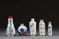 Chine - Ensemble de cinq tabatières en porcelaine blanc bleu à décor de personnages, de paysage et caractères chinois, XIX-XXème.