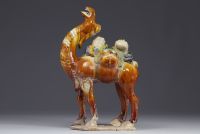 Chine - chameau en grès vernissé de style Tang, époque non identifiée.