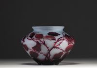 Paul NICOLAS (1875-1952) d'Argental - Multilayer acid-etched glass vase decorated with rose bushes, signed.