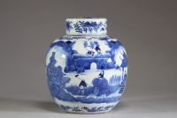 Chine - Potiche couverte en porcelaine blanc bleu à décor de paysage montagneux, de personnages et de buffle, XIXème.
