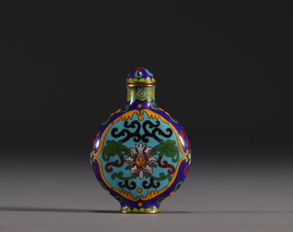Chine - Tabatière en émail cloisonné à décor floral.
