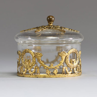Boite ronde en cristal taillé et monture en laiton bronzé de style Louis XVI.
