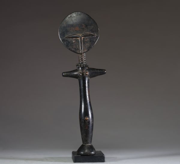 Afrique - Poupée de fertilité Ashanti « Akua’ba » en bois sculpté, patine tribale d'usage, Ghana, 1ère moitié XXème.