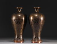 Chine - Rince pinceaux et vases en émaux cloisonnés à décor floral, vers 1900.