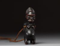 Afrique - Gabon - Amulette Lumbo en bois sculpté représentant une maternité, collier en raphia, première moitié XXème.