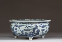 Chine - Brûle parfum en porcelaine blanc bleu à décor d'immortels, époque Ming.