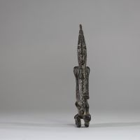 Ancien bronze Dogon, figurant un personnage agenouillé.  Mali . H : 20 cm