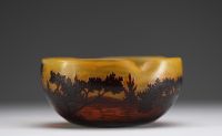 DAUM Nancy - Four-lobed bowl in acid-etched multi-layered glass decorated with a lakeside landscape, signed.