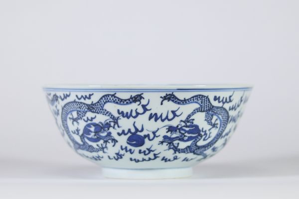 Bol en porcelaine bleu et blanc à décor de dragons poursuivant la perle sacrée, Chine, marque Kangxi
