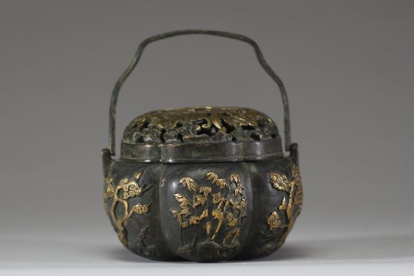 Chine, brûle-parfum en bronze à décor d’arbres et de chauve-souris ajourées, XIXe siècle