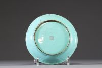Chine - Petit plat en émaux de Canton à décor floral et de chauves souris, marque sous la pièce.