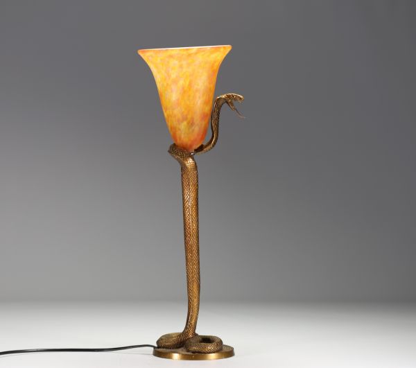 Edgar BRAND (1880-1960) dans le goût de - Lampe Cobra en bronze, tulipe en verre marmoréen.