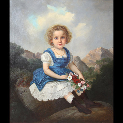 École allemande ou autrichienne, vers 1840–1860 Portrait de jeune fille en robe bleue, tenant un bouquet de fleurs, huile sur toile.  Cette imposante composition met en scène une fillette assise sur un rocher, vêtue d'une robe bleue à rubans et d’un jupon bordé de dentelle, tenant un bouquet champêtre aux tonalités vives. Le paysage alpin en arrière-plan, baigné de lumière douce, accentue l'atmosp