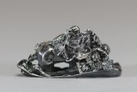 Japon - Netsuke probablement en argent massif représentant un personnage à cheval, signé.